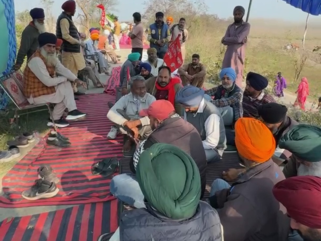 मीटिंग करते ग्रामीण