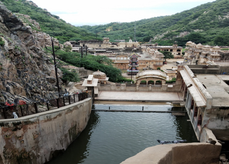 फागी कोर्ट ने 26 साल पुराने मामले में फैसला सुनाते हुए श्रीखेड़ापति हनुमानजी को गलता तीर्थ की संपत्ति घोषित किया है।