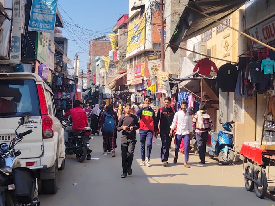 छापेमारी के तीन दिन बाद शनिवार को पूरा मार्केट खुला। 2 दिन तक मार्केट में सन्नाटा पसरा रहा।