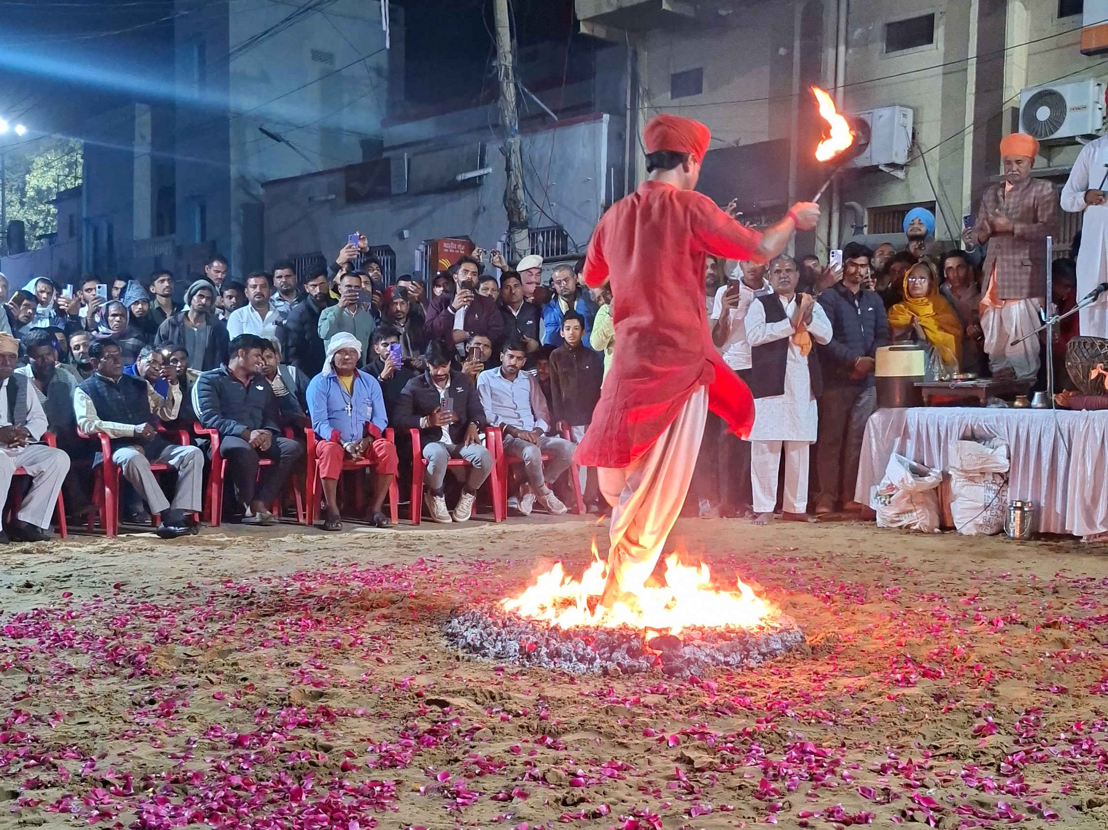 उत्सव के दौरान सांस्कृतिक प्रस्तुतियां दी गईं। अंगारों पर अग्नि नृत्य ने दर्शकों का ध्यान आकर्षित किया।