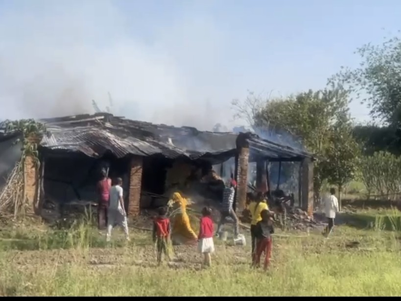 पड़ोसियों और ग्रामीणों ने आग बुझाई।