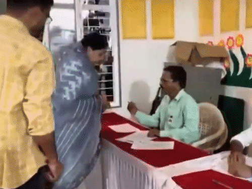 बारामती में उपमुख्यमंत्री और पूर्व डिप्टी सीएम अजित पवार की पत्नी सुनेत्रा पवार ने जिला परिषद और पंचायत समिति चुनावों के लिए अपना वोट डाला।