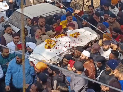 लक्की ओबरॉय की अंतिम यात्रा में बड़ी संख्या में लोग आए। इनमें सबसे ज्यादा युवा थे।
