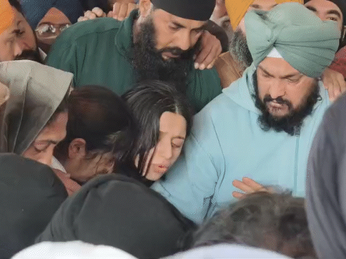 लक्की की बेटी का रो-रोकर बुरा हाल हो गया। वह बार-बार कह रही थी- मुझे पापा से बात करने दो।