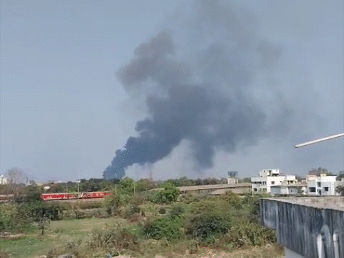 दूर से दिख रहा धुएं का गुबार।