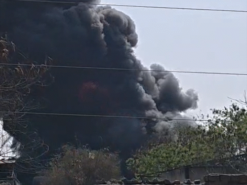 खमतराई थाना क्षेत्र स्थित कावेरी इंडस्ट्री में लगी आग।