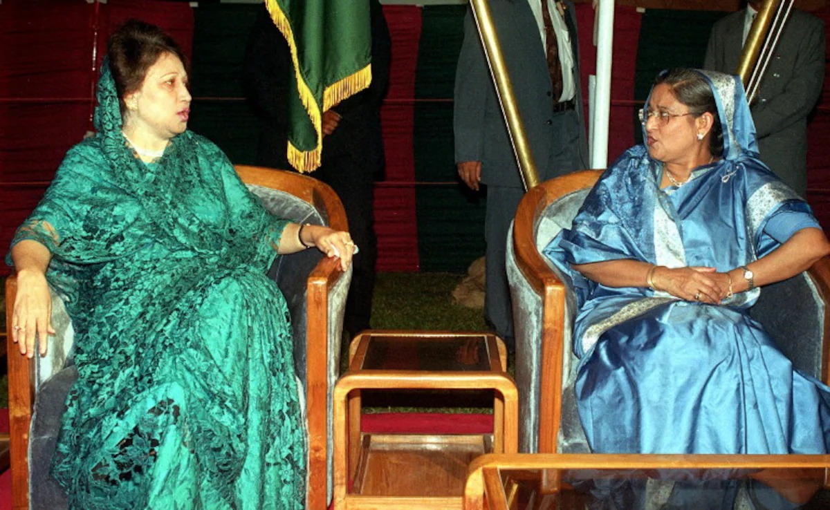 1991 से 2024 तक बांग्लादेश की राजनीति में शेख हसीना (दाएं) और खालिदा जिया (बाएं) का ही दबदबा रहा है। 35 साल बाद ये पहला चुनाव जिसमें दोनों मौजूद नहीं हैं।