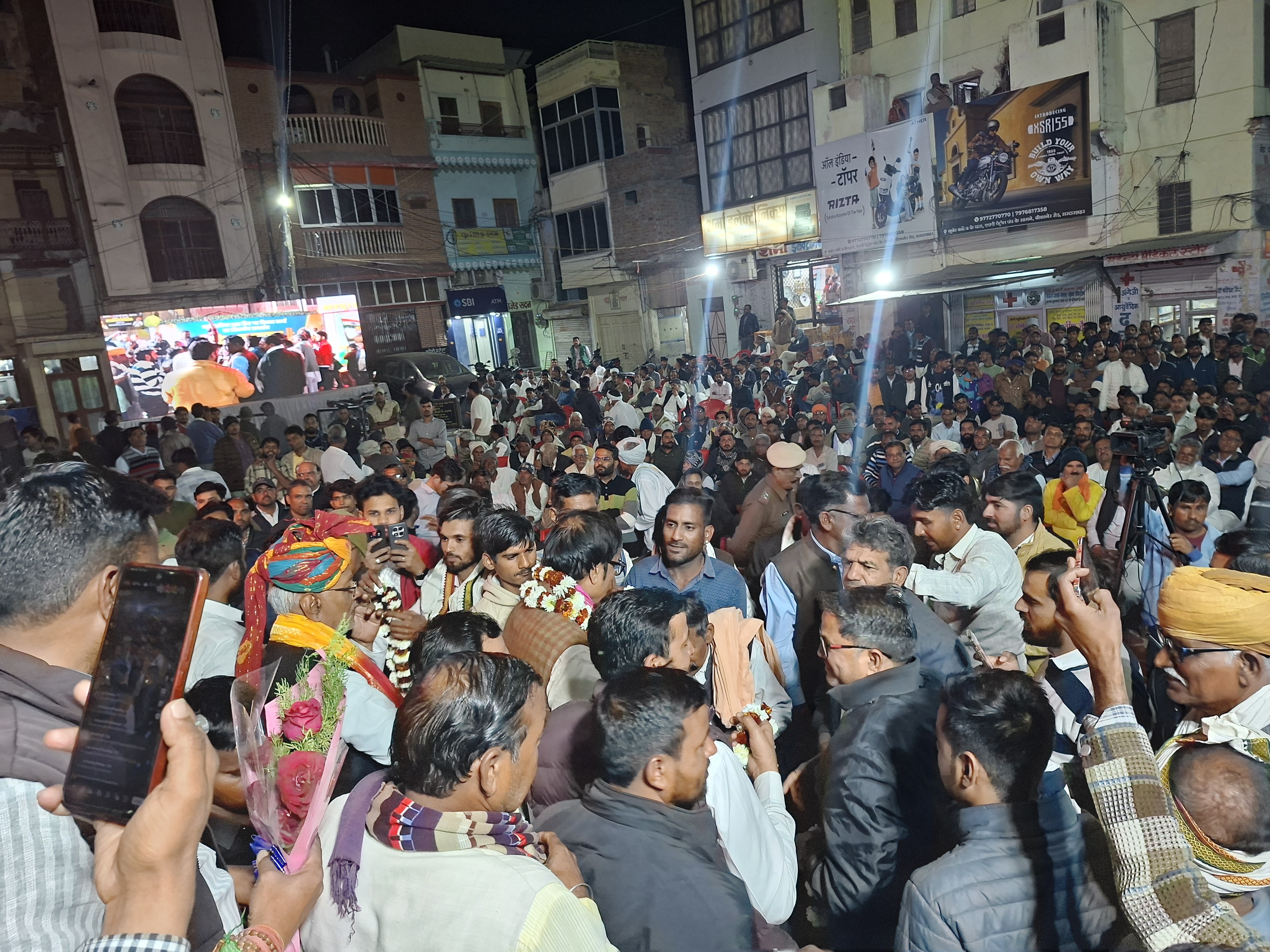 विकास उत्सव में आए जनप्रतिनिधियों का स्वागत किया गया।