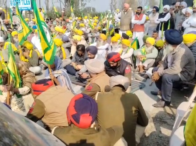 प्रदर्शन के दौरान किसानों ने डीएसपी गुरप्रीत सिंह को घेर कर बैठा लेने की फोटो।