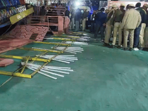 मौके पर पुलिस अधिकारी पहुंचे हैं, ग्राउंड को खाली करा दिया गया।