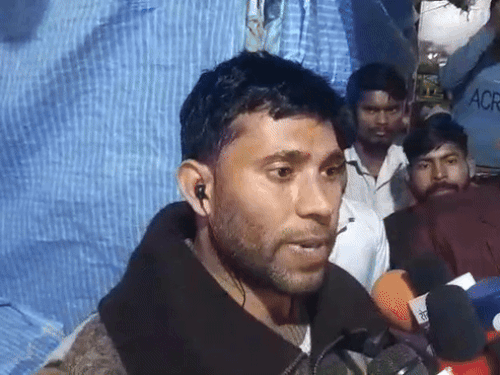 घटना के बारे में बताते दुकानदार राघव।