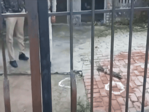 घटना के बाद पुलिस वारदात की जगह पर जांच करने पहुंची।