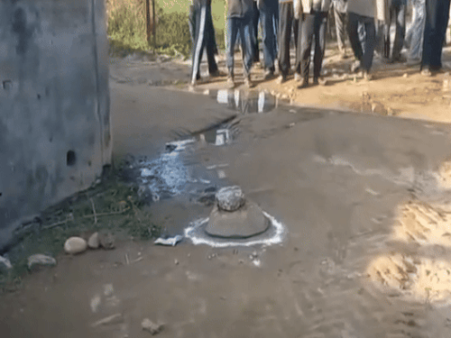 रिटायर्ड सब इंस्पेक्टर की पत्नी को इस जगह पर गोली मारी गई।