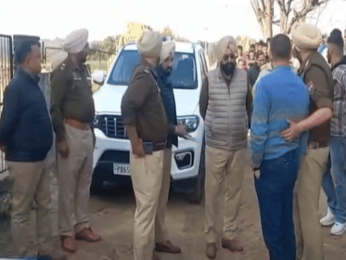 घटना के बाद परिवार के लोगों से बातचीत करती पुलिस।