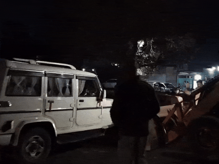 हादसे की सूचना मिलते ही पुलिस बल मौके पर पहुंचा।