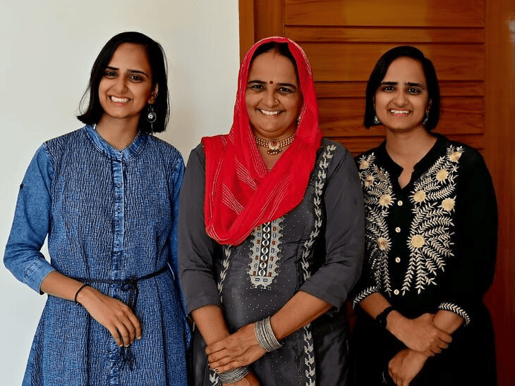 माता सिलोचना और पिता हंसराज खीचड़ के साथ दोनों जुड़वां बहनें पूनम और पुष्पा।