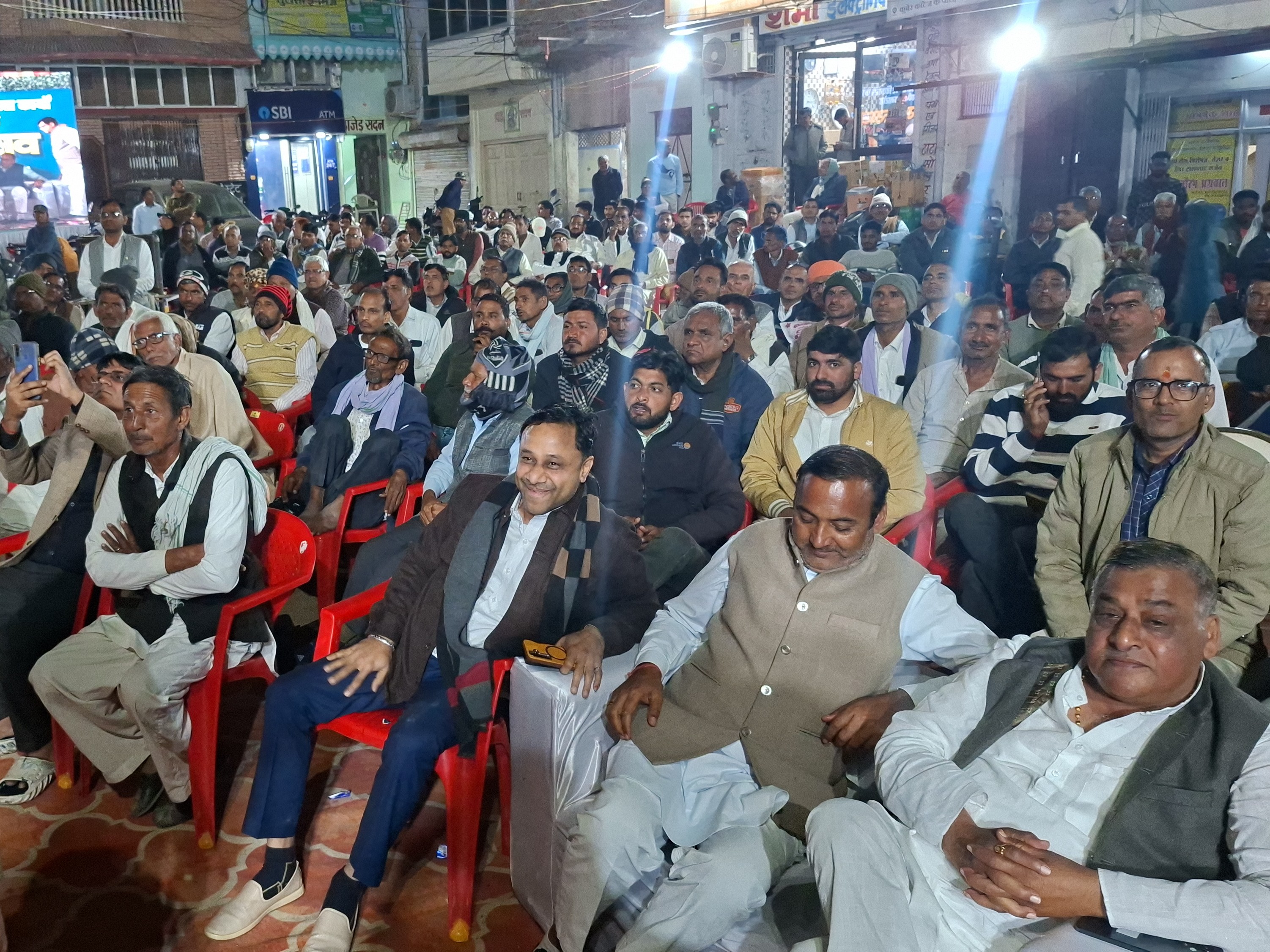 कार्यक्रम में उपस्थित लोग।