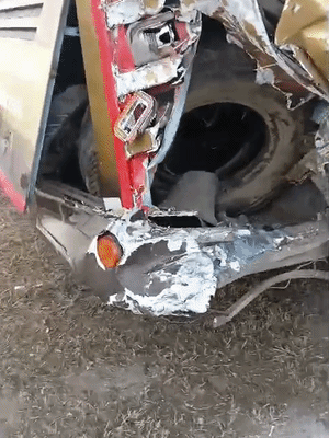 बस सड़क किनारे खड़ी थी, तभी तेज रफ्तार कंटेनर ने बस को पीछे से टक्कर मार दी।