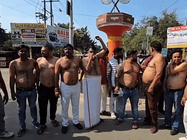 आगरा के परशुराम चौराहे पर शनिवार को ब्राह्मण समाज के लोगों ने अर्धनग्न होकर घूसखोर पंडत फिल्म के खिलाफ प्रदर्शन किया।