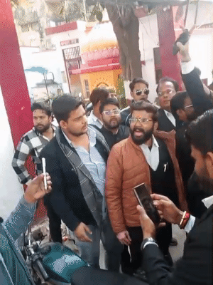 पुलिस ने वकीलों के प्रदर्शन के बाद आरोपी डॉक्टरों के खिलाफ FIR दर्ज की है।