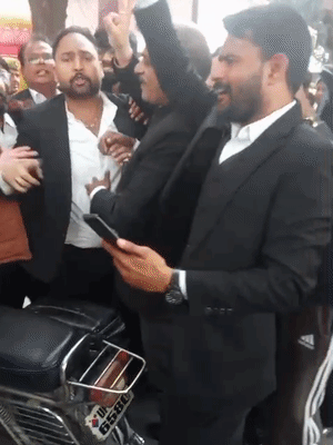 पीड़ित ने साथी वकीलों के साथ शनिवार को थाने का घेराव कर प्रदर्शन किया।