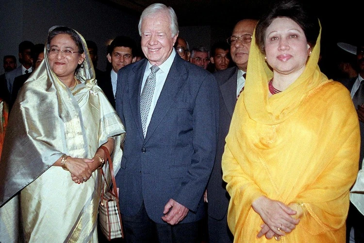 यह तस्वीर सितंबर 2001 की है। पूर्व अमेरिकी राष्ट्रपति जिमी कार्टर उस समय बांग्लादेश में चुनाव से पहले शेख हसीना और खालिदा जिया के बीच मध्यस्थता करने और राजनीतिक तनाव को कम करने के मकसद से ढाका आए थे।