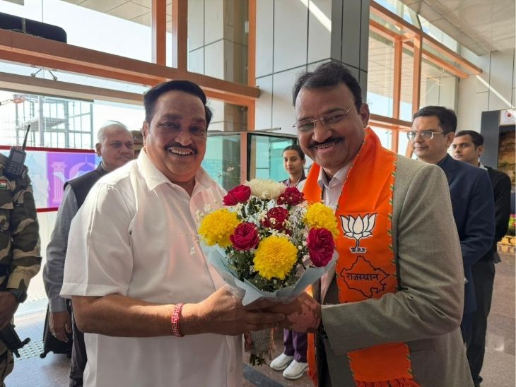 केंद्रीय जल शक्ति मंत्री सीआर पाटिल के जयपुर पहुंचने पर डिप्टी सीएम प्रेमचंद बैरवा ने स्वागत किया।