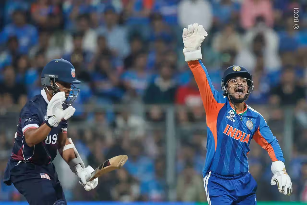 विकेट के लिए अपील करते ईशान किशन।