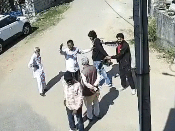 दो बदमाश हथियार के बल पर नोटों से भरा बैग लेकर फरार हो गए। हालांकि, कुछ ही दूरी पर पुलिस और स्थानीय लोगों की सतर्कता से दोनों आरोपियों को पकड़ लिया गया।