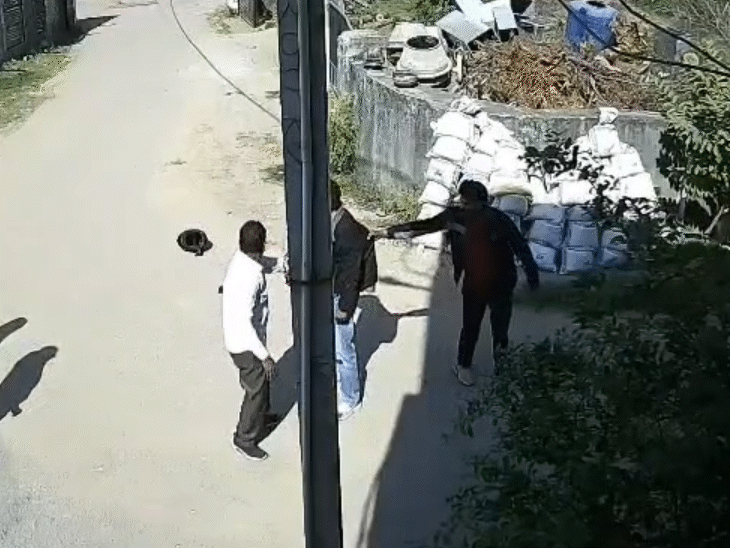 चित्रकूट इलाके में स्थित एसबीआई कियोस्क पर शनिवार को दिनदहाड़े लूट की वारदात सामने आई है। वारदात का सीसीटीवी सामने आया है।