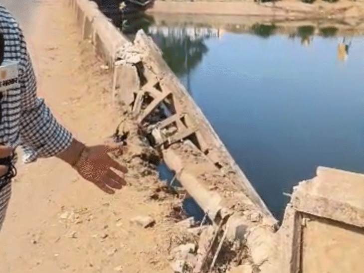 इस पुलिया की रेलिंग तोड़कर नहर में गिरी कार।