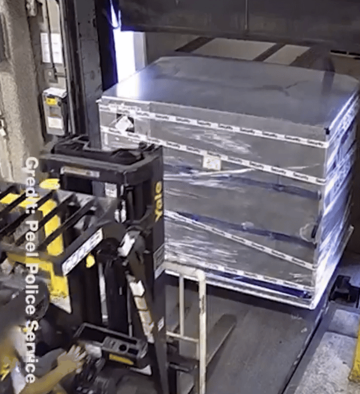 सोने का कंटेनर ट्रक में लोड करने का सीसीटीवी फुटेज भी है। फर्जी बिल लेकर आए चोर आसानी से सोना लेकर निकल गए।