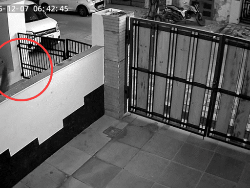 ये फोटो 2 महीने पहले बजाज नगर अनिता कॉलोनी की है। लेपर्ड एक घर की दीवार फांदता नजर आ रहा है।