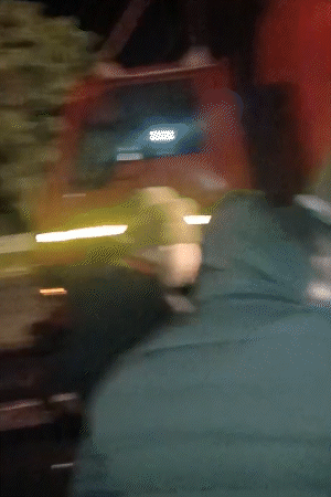 कंटेनर की टक्कर के बाद अफरातफरी मच गई। मौके पर चीख पुकार मच गई।