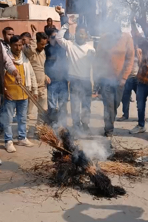 आरा में समर्थकों ने गिरफ्तारी के खिलाफ प्रदर्शन करते हुए CM नीतीश का पुतला फूंका।