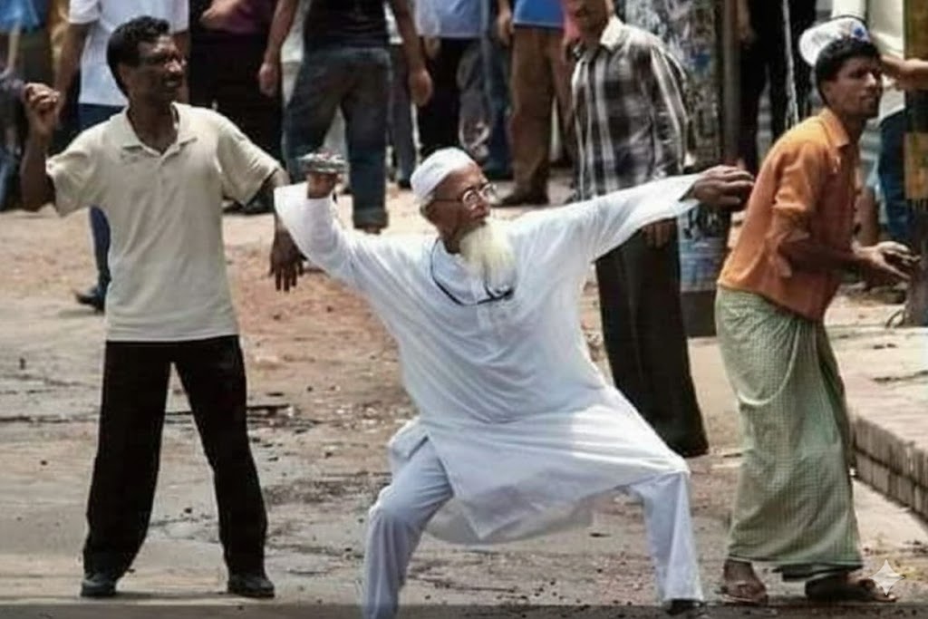 जून 2006 में ढाका में प्रदर्शन के दौरान पत्थर फेंकते हुए लोग।