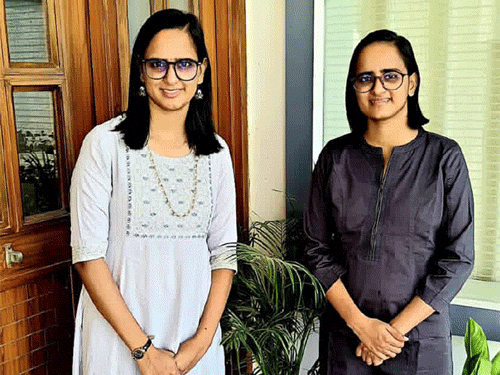 हिसार की जुड़वा बहनें बनीं असिस्टेंट प्रोफेसर:  ग्रेजुएशन तक 1 ही क्लास में पढ़ीं, हमेशा टॉपर; भाई 15 नौकरियां क्रैक कर चुका – Hisar News