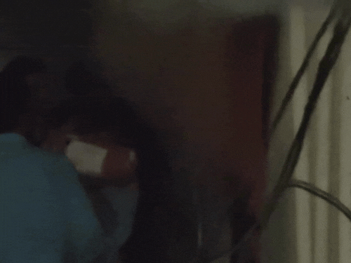 दरवाजा तोड़ते लोग।