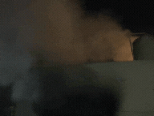 होटल से उठता धुआं।