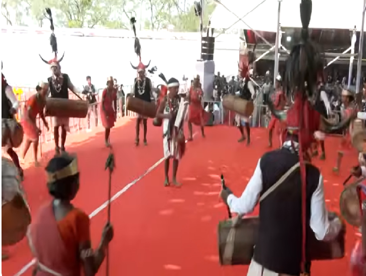 कार्यक्रम के दौरान पारंपरिक वेशभूषा में नृत्य करते आदिवासी।