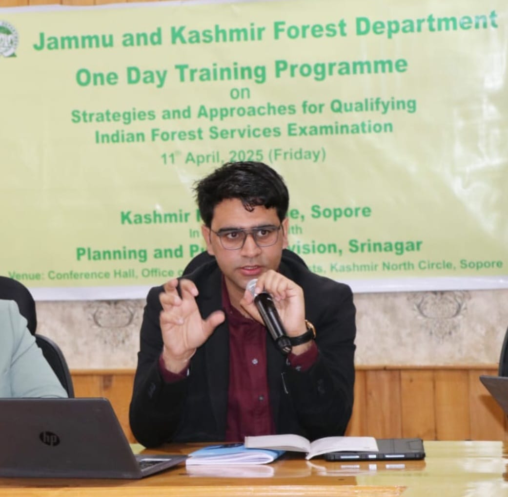 बहनों के बड़े भाई आशीष बिश्नोई जम्मू में आईएफएस अधिकारी हैं।