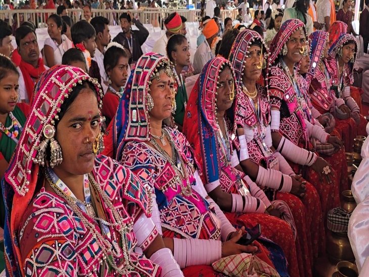 राष्ट्रपति को सुनने महिलाएं पारंपरिक वेशभूषा में पहुंचीं थीं।