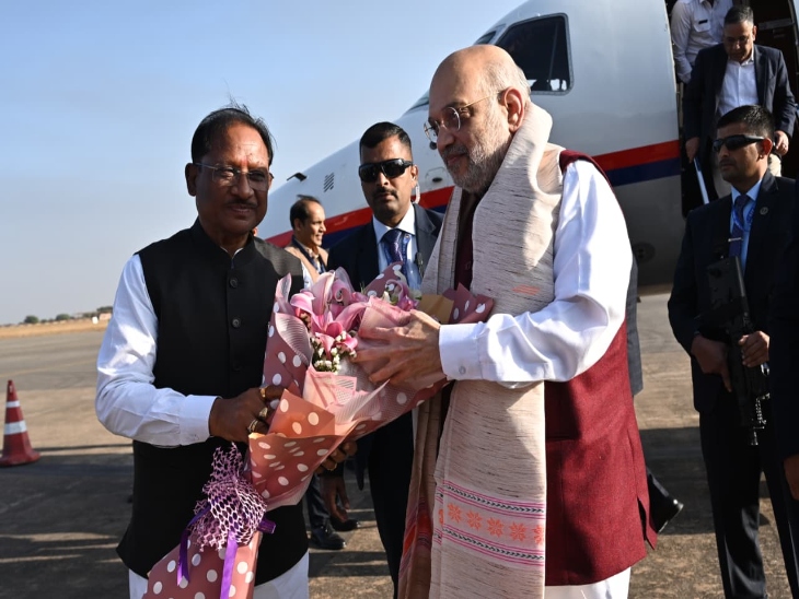 सीएम साय ने एयरपोर्ट में गृहमंत्री अमित शाह का स्वागत किया।