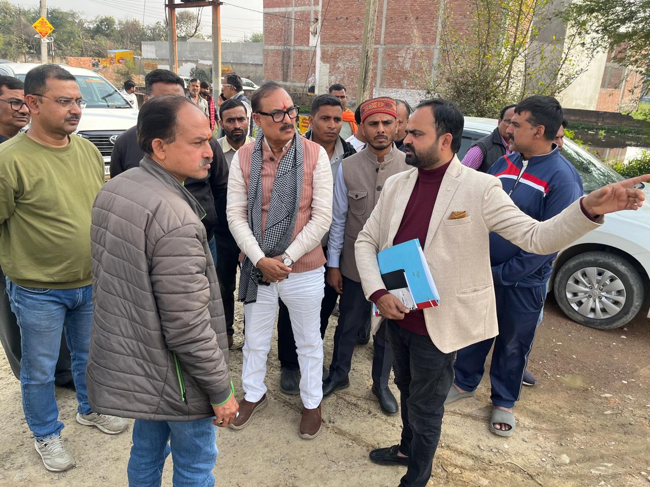 मौके पर लेखपाल कौशल पर पार्षद ममता रावत और उनके समर्थकों ने दलाली का आरोप लगाया।