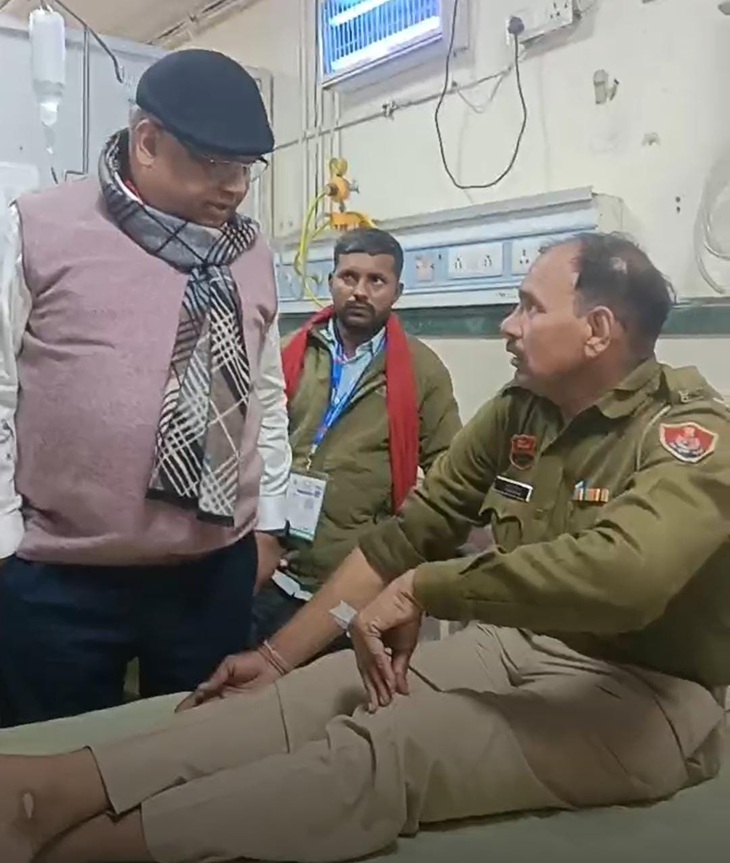 सुप्रीम अस्पताल में घायल पुलिसकर्मी का हाल-चाल जानते DGP डॉ. अजय सिंघल।