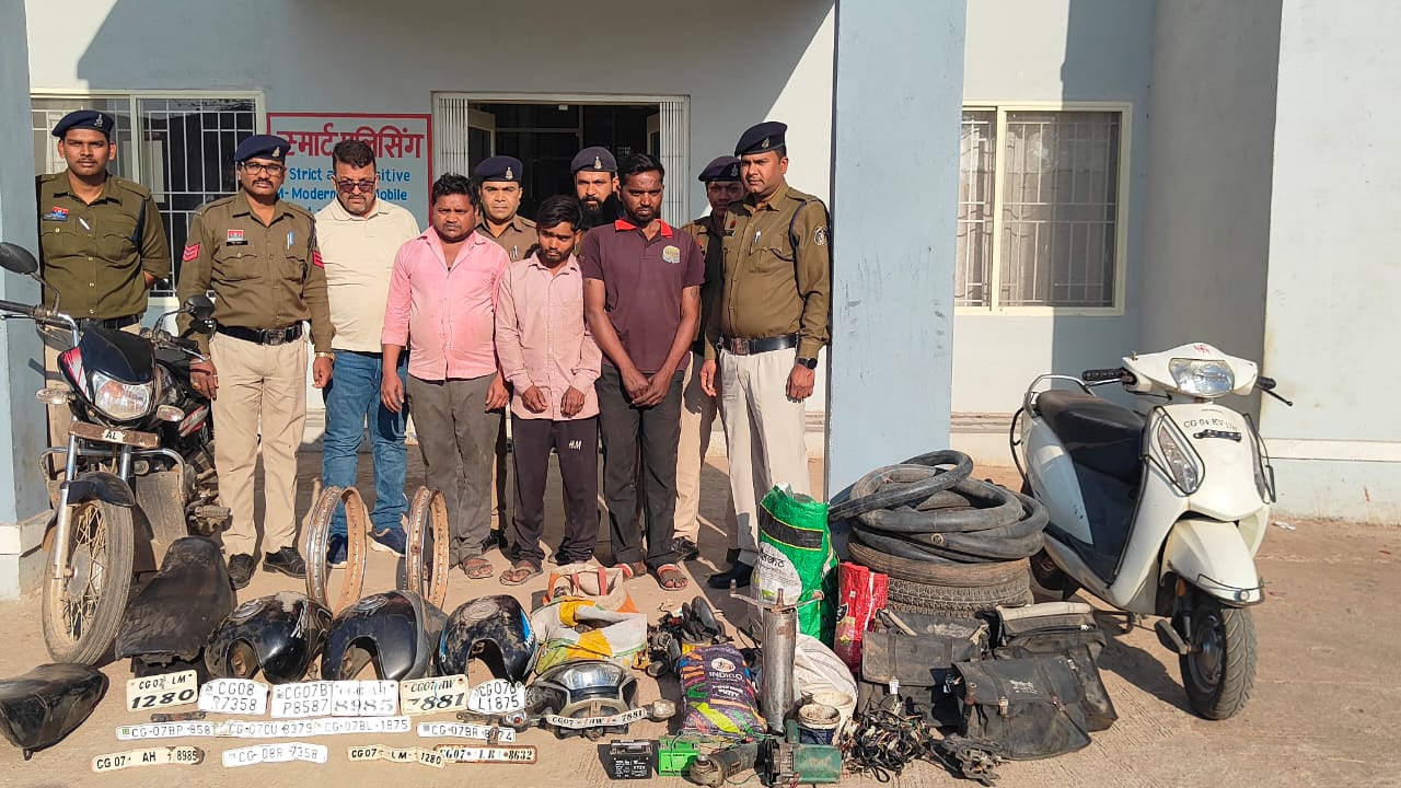 पुलिस ने चोरी की सामग्री के साथ आरोपियों को किया गिरफ्तार।