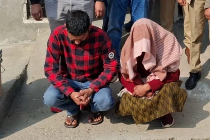 सोनीपत पुलिस ने गिरफ्त में गिरफ्तार महिला और उसका साथी।