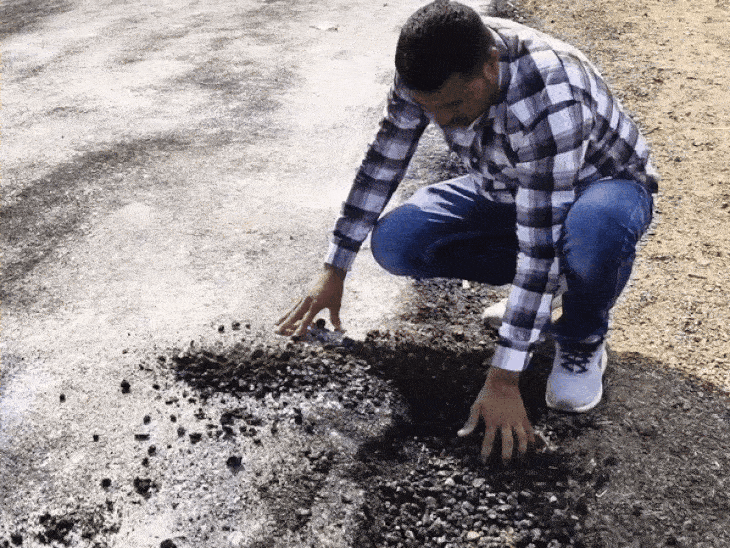 एक दिन पहले बनाई गई सड़क की क्वालिटी इतनी खराब है कि हाथ से उखड़ जा रही है।