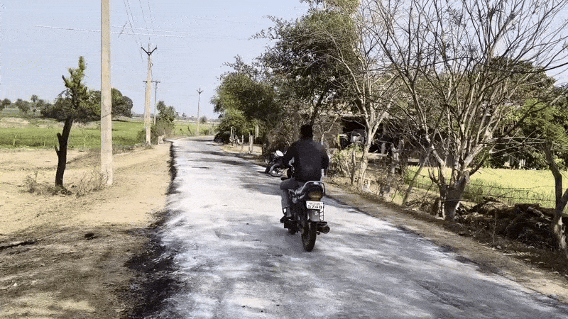 4 किमी लंबी सड़क में भ्रष्टाचार को लेकर गांववालों ने सीएम हेल्पलाइन पर शिकायत की है।