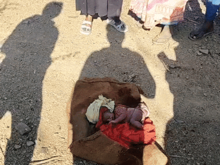बोरे में मिले नवजात को ग्रामीणों ने पुलिस की सहायता से अस्पताल पहुंचाया।